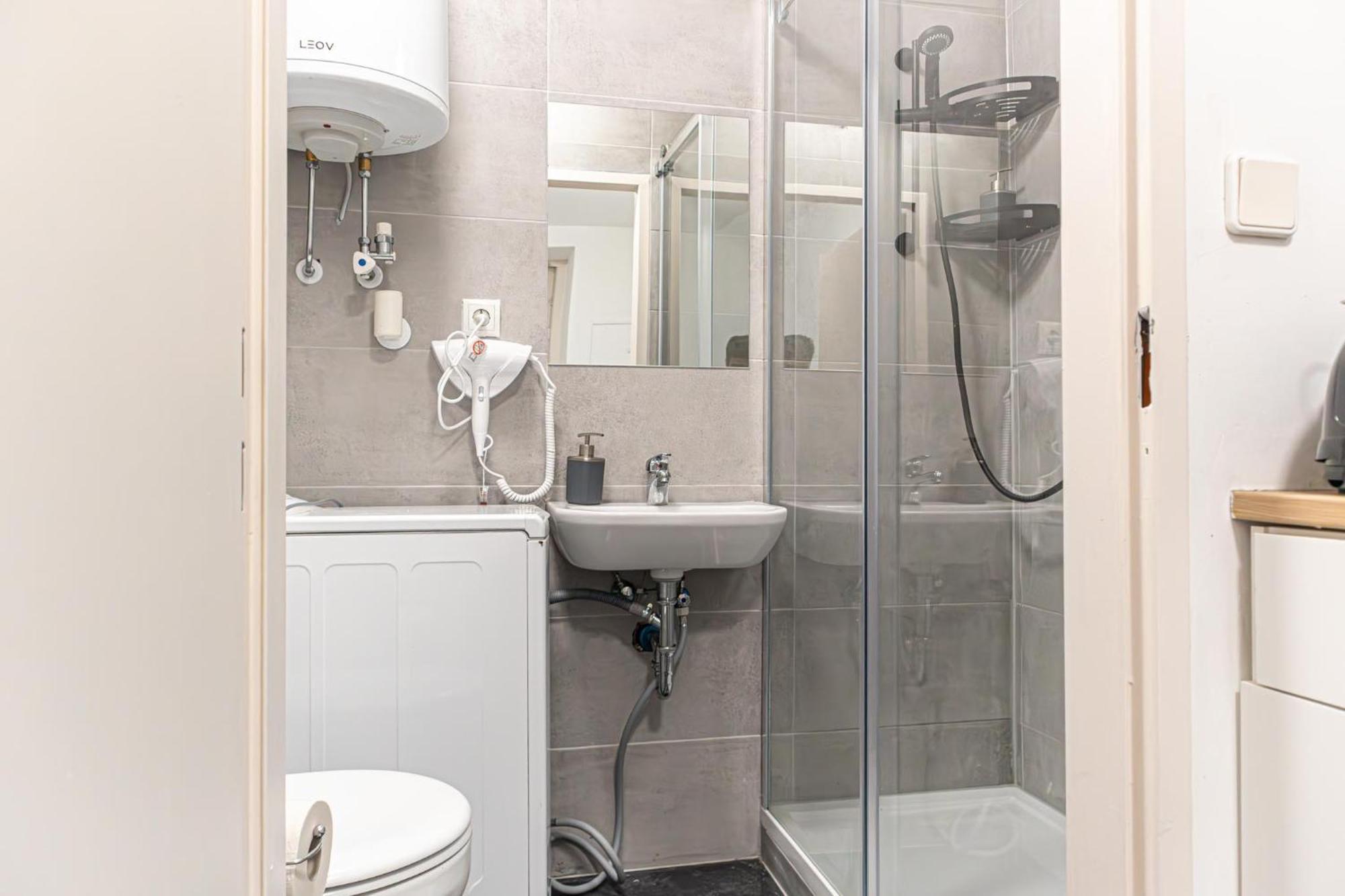 Comfortable Living: 1br W/ Private Garden Appartement